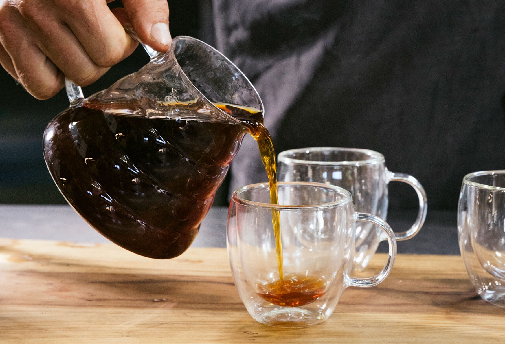 Frinj - pouring coffee